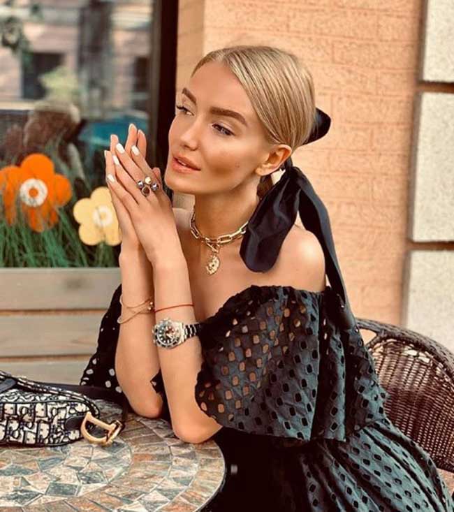 Chaîne épaisse à la mode avec une robe ressemble 2025-2026