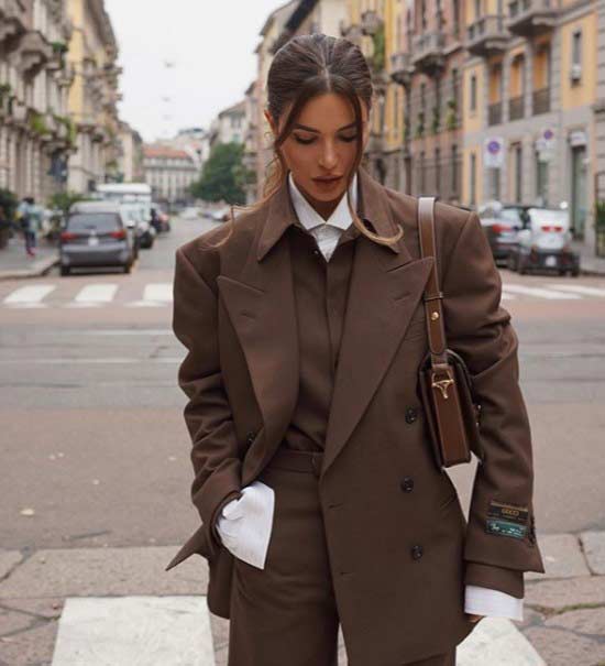 Blogueuse mode en tailleur-pantalon 2025-2026