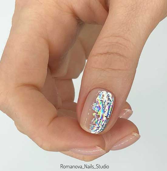 Manucure beige clair avec papier d'aluminium