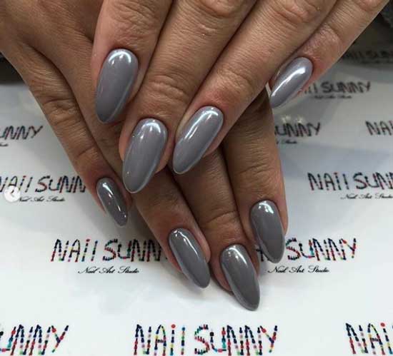 Manucure gris foncé avec frottement au chrome