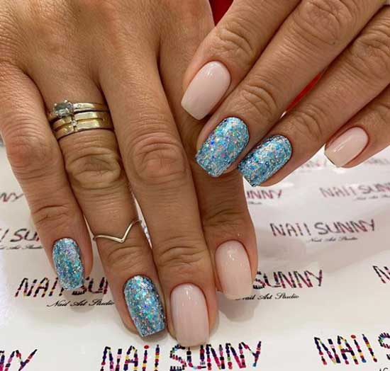 Manucure nue du nouvel an avec des étincelles