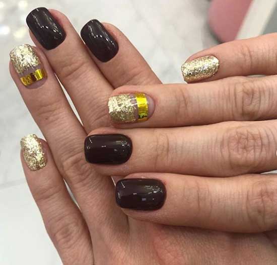 Manucure noire avec de l'or