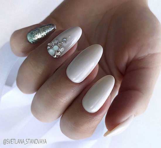 Manucure blanche avec rub et strass