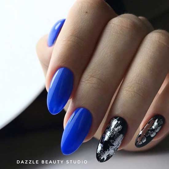 Manucure bleue avec feuille d'argent