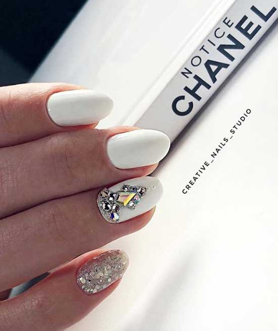 Manucure de couleur blanche pour Noël