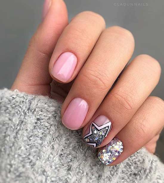 Manucure rose avec détails argentés