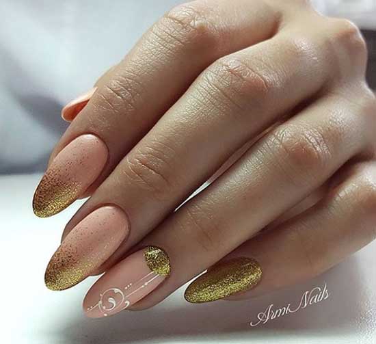 Manucure avec paillettes dorées et monogrammes