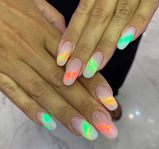 Manucure lumineuse au néon