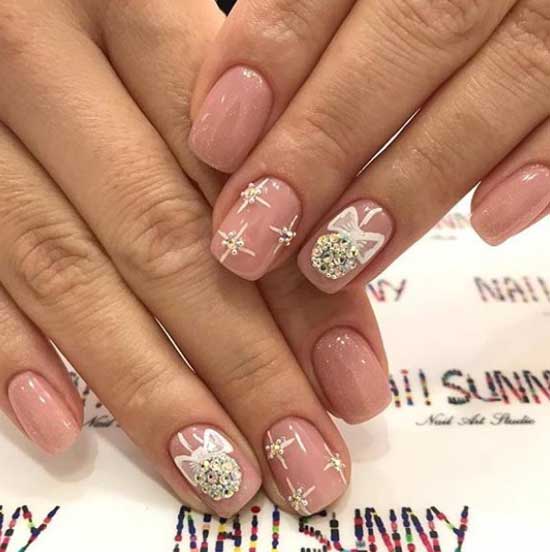 Manucure avec un jouet d'arbre de Noël