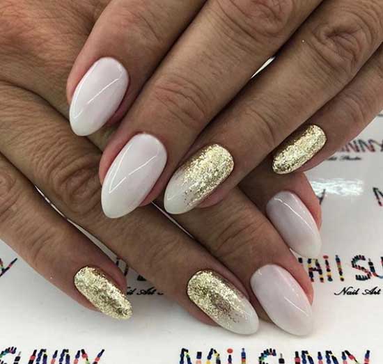 Blanc avec de l'or - Conception de manucure du Nouvel An