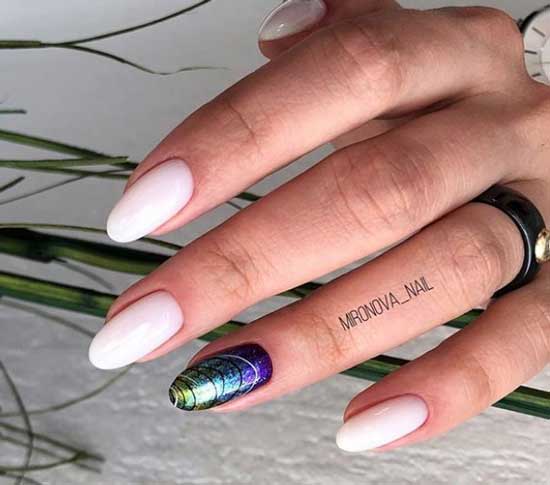 Manucure nue avec un accent festif sur un doigt