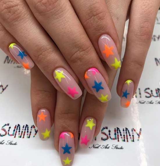 Étoiles au néon dans la manucure de Noël