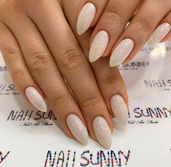 Manucure légère du Nouvel An avec des reflets