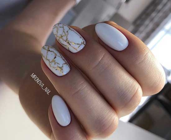 Manucure blanche pour le nouvel an avec une toile d'araignée