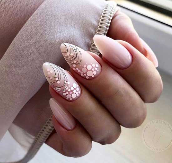 Conception d'ongles du Nouvel An avec des paillettes
