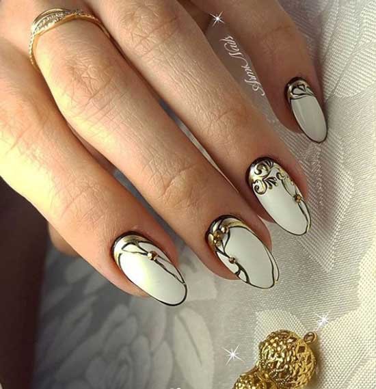 Manucure blanche et or pour les vacances du Nouvel An