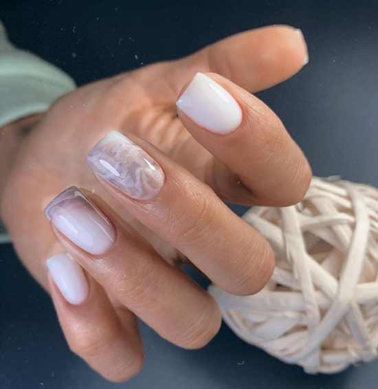 Manucure au lait avec des dessins