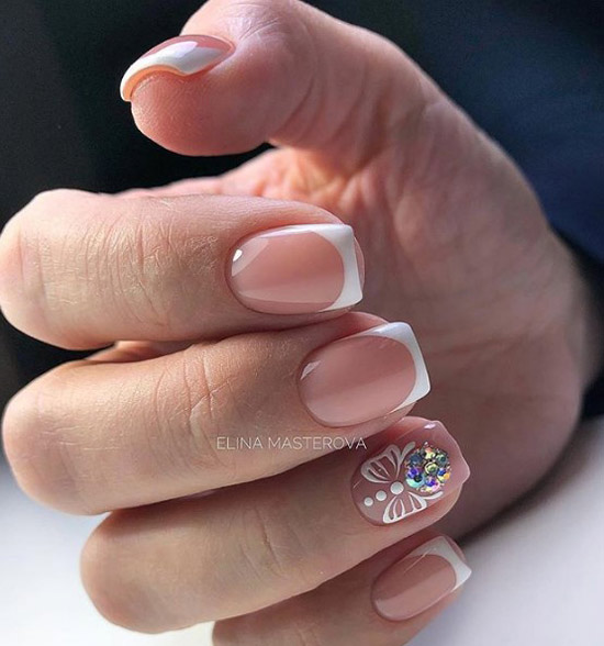 Français avec un jouet d'arbre de Noël