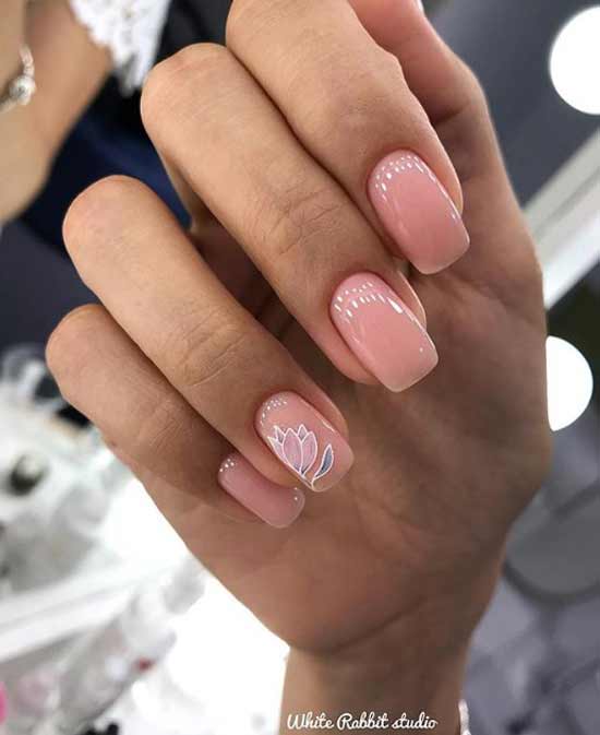 Manucure avec curseur de fleurs