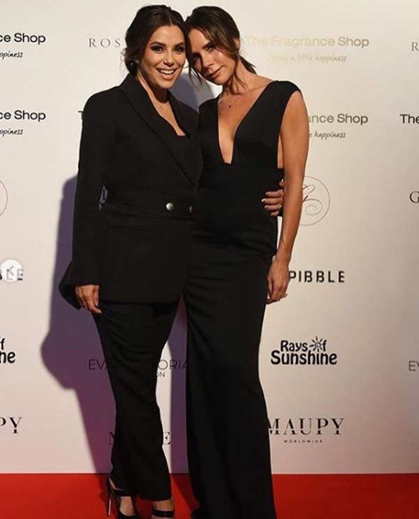 La créatrice Victoria Beckham dans une longue robe noire