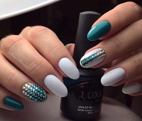 Manucure blanche et verte avec strass