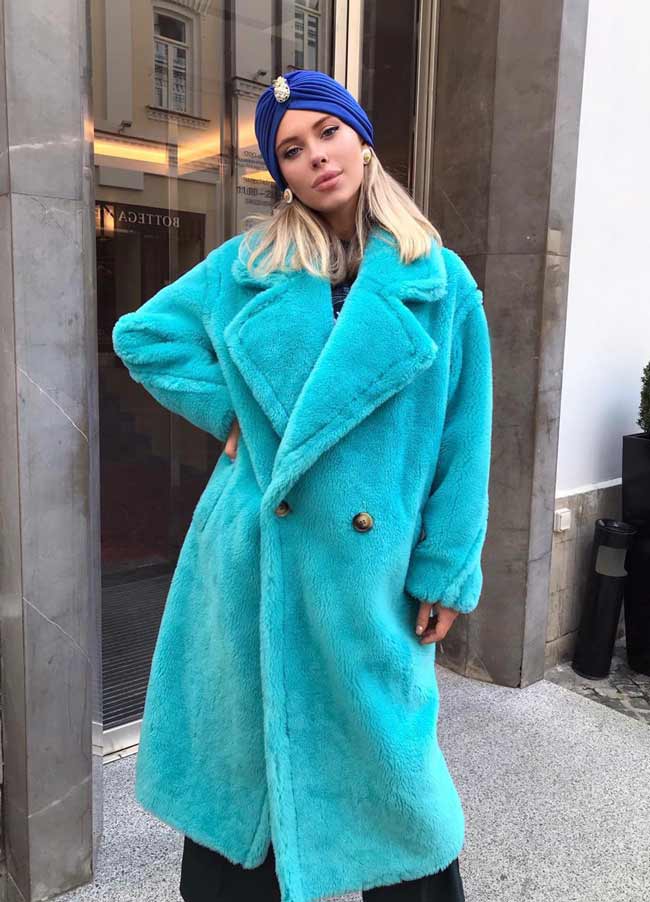 Portez un manteau de fourrure avec un turban