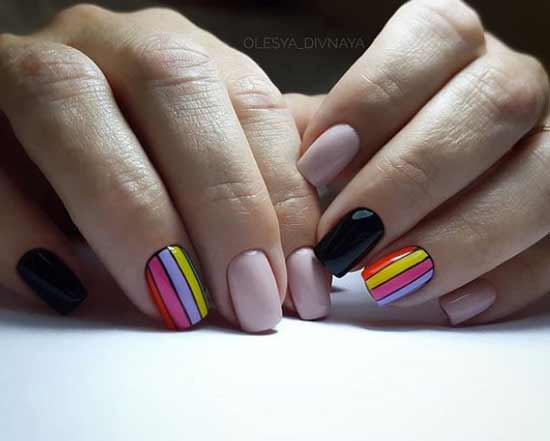 Manucure avec imprimé à rayures