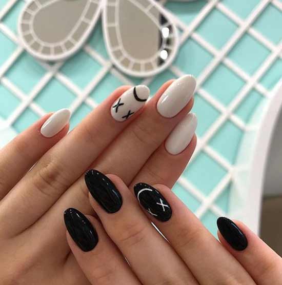 Manucure noire et blanche sur la main gauche et droite