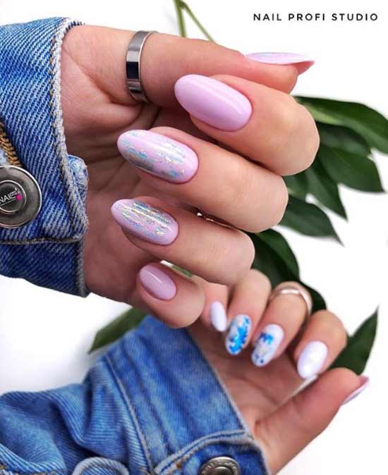 Manucure dans les tons roses et métalliques