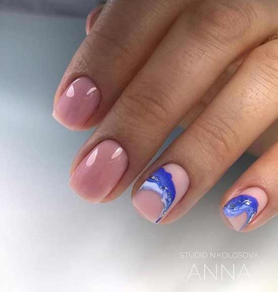 Manucure beige et bleu