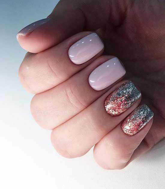 Deux doigts sont surlignés en argent