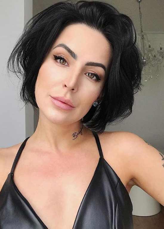 Brune de plus de 40 ans avec une coupe de cheveux mi-longs sans coiffage