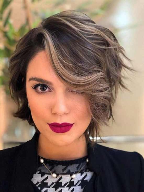 Coupe de cheveux avec une longue frange sans style