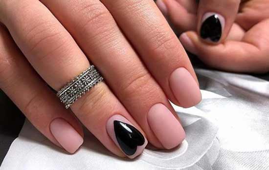 Manucure aux coeurs noirs