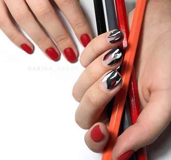 Mains différentes de manucure noire