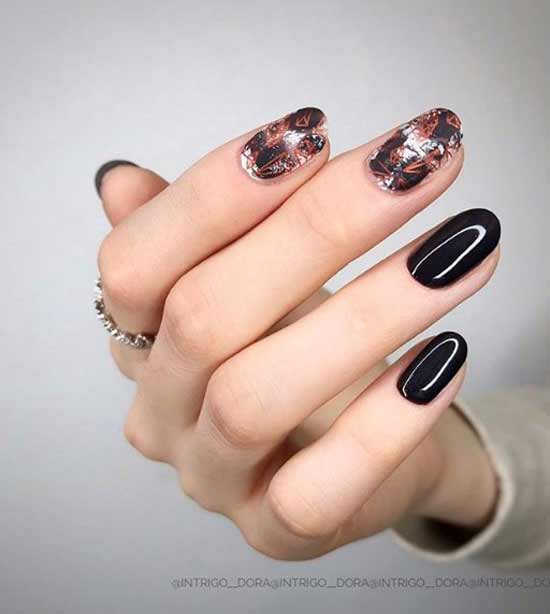 Ongles courts noirs avec des dessins