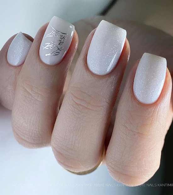 Conception de manucure au lait avec des étincelles