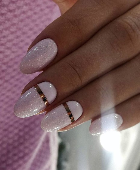 Manucure rose à rayures dorées