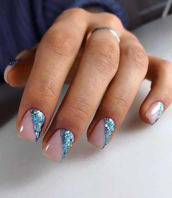 Manucure bleue avec des paillettes