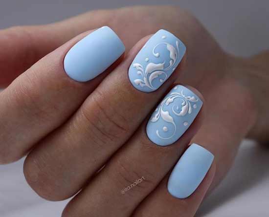 Manucure d'hiver dans les tons bleus sur une courte longueur