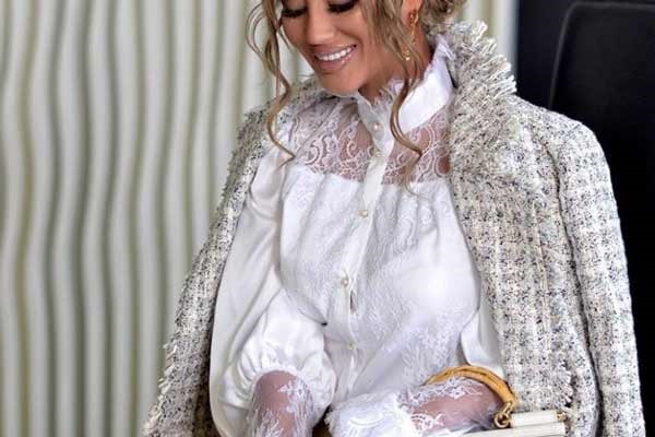 Regardez avec de la dentelle translucide