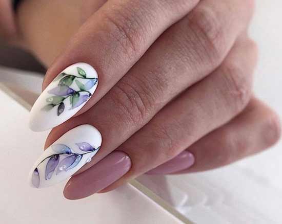 Ongles longs avec un motif délicat