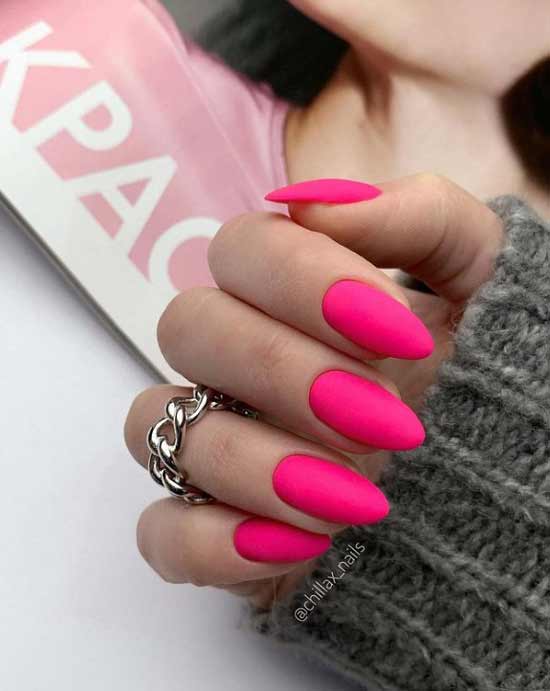 Manucure cramoisie mate