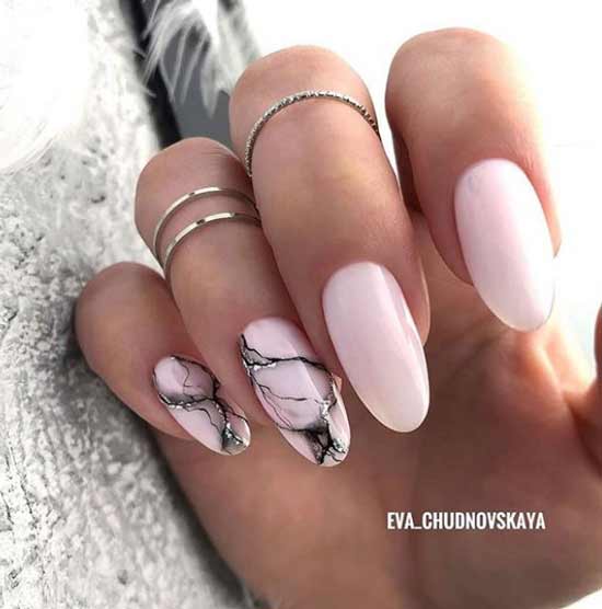 Rose avec manucure texture pierre