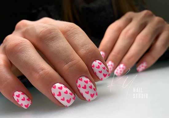 Manucure aux coeurs rouges pour le printemps