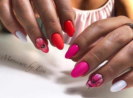 Manucure cramoisie brillante avec un motif