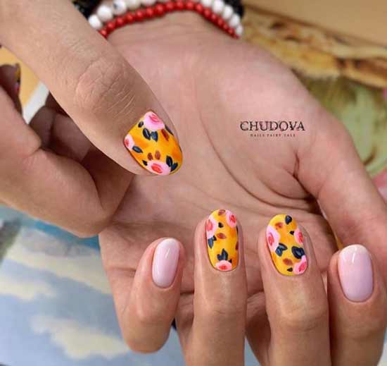 Manucure rose vif pour le printemps