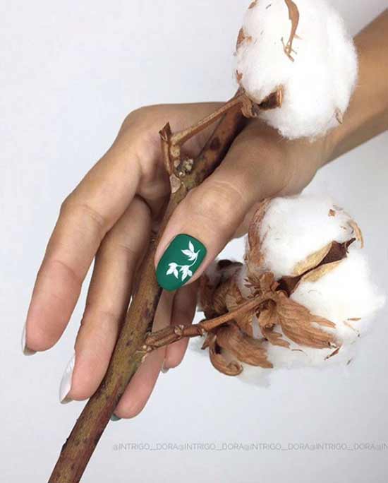 Manucure verte avec un motif