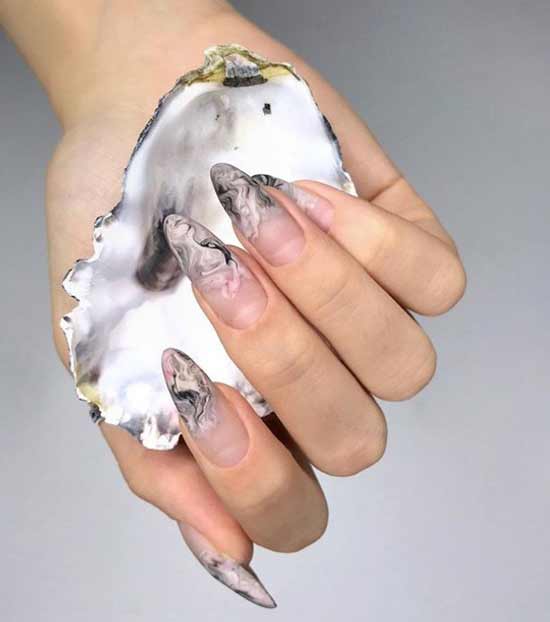 Manucure française en marbre