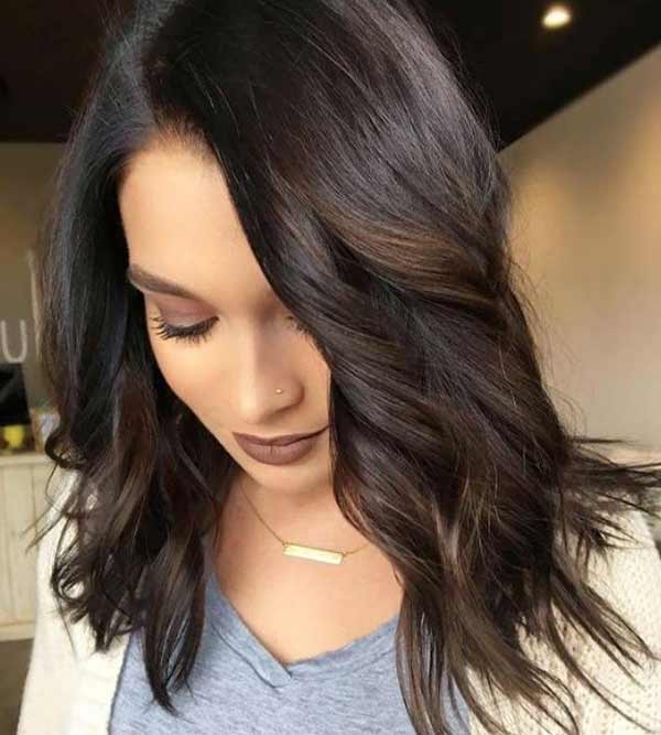Cheveux mi-longs en cascade